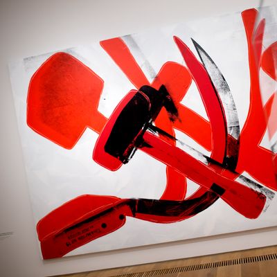L’œuvre de Warhol « Hammer and Sickle » exposée au Brandhorst Museum de Munich, le 22 juin 2015, lors de l’exposition "YES! YES! YES! WARHOLMANIA IN MUNICH"
