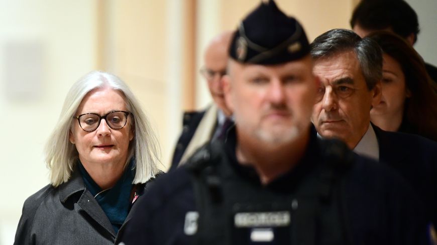 Le procès de François et Penelope Fillon a débuté mercredi par l'examen d'arides points de procédure soulevés par la défense