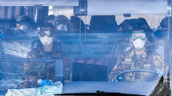 Un car militaire transporte des Italiens rapatriés de Wuhan, près de Rome, le 3 février 2020 ©AFP - Andreas SOLARO