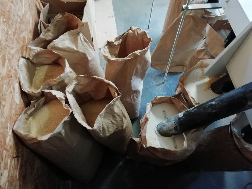 Una vez que los granos de los moldes de maíz, la harina se recupera en bolsas grandes