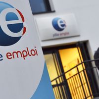 162 000 demandeurs d'emplois en moins en 2019, c'est le solde entre le "stock" de chomeurs entre janvier et décembre, mais il y a pendant cette période beaucoup plus de mouvements et d'entrées et de sorties des chiffre de Pole Emploi.