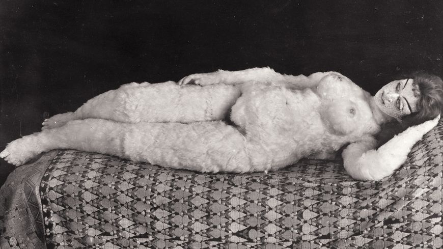 Poupée à l'effigie d'Alma Mahler réalisée par Henriette Moos à la demande d'Oskar Kokoschka, photographiée vers 1919