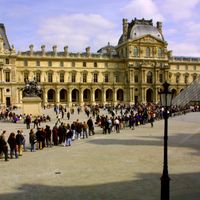 Affluence au Musée du Louvre pour le "Printemps des Musées" en avril 2001 à Paris