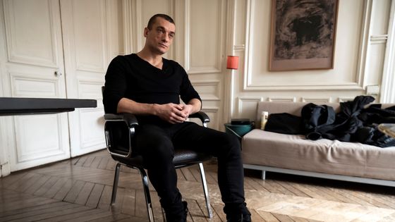 Piotr Pavlenski en entretien avec l'AFP dans les locaux de son avocat, le 14 février 2020 ©AFP - Lionel BONAVENTURE