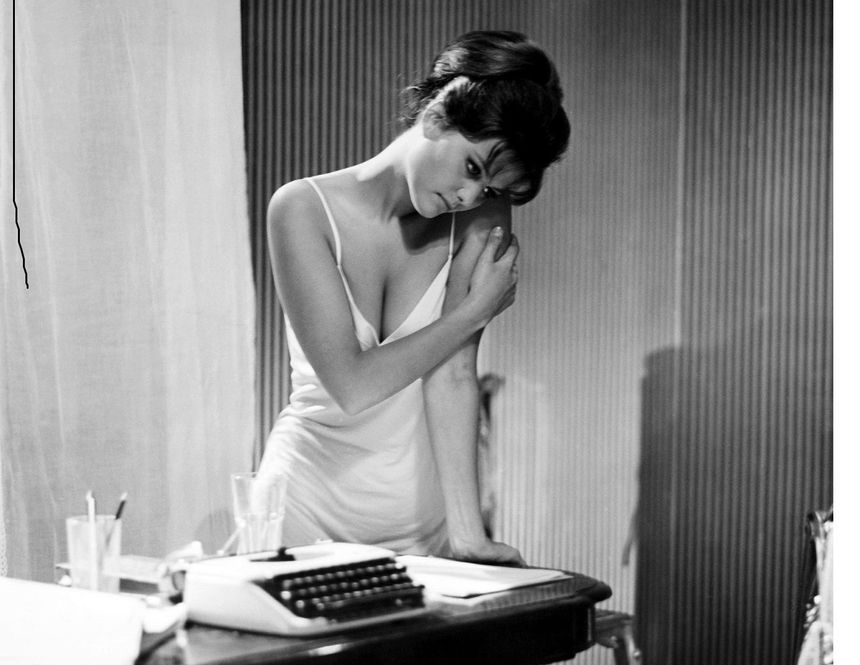 Claudia Cardinale, dans Huit et demi, de Federico Fellini (1963) - Couv. "Un beau désordre" de Marco Caramelli