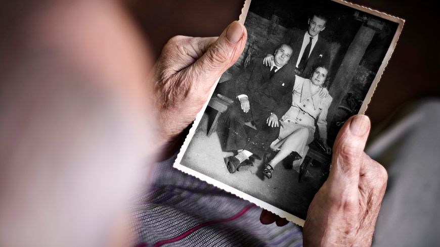 Une personne regardant avec nostalgie une photographie