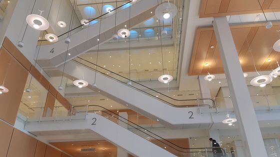 Les escaliers mécaniques qui mènent aux étages du palais de justice de Paris ©Radio France - Ariane Griessel