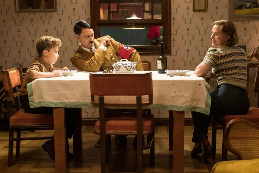 Roman Griffin Davis, Scarlett Johansson et Taika Waititi dans le film "Jojo Rabbit"