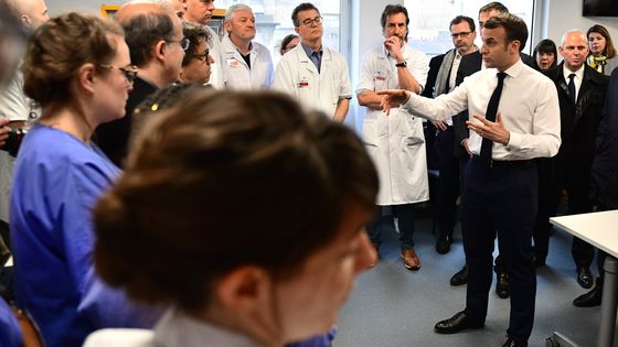 Le président Emmanuel Macron en visite à l'hôpital de la Pitié-Salpêtrière. ©AFP - MARTIN BUREAU / POOL / AFP