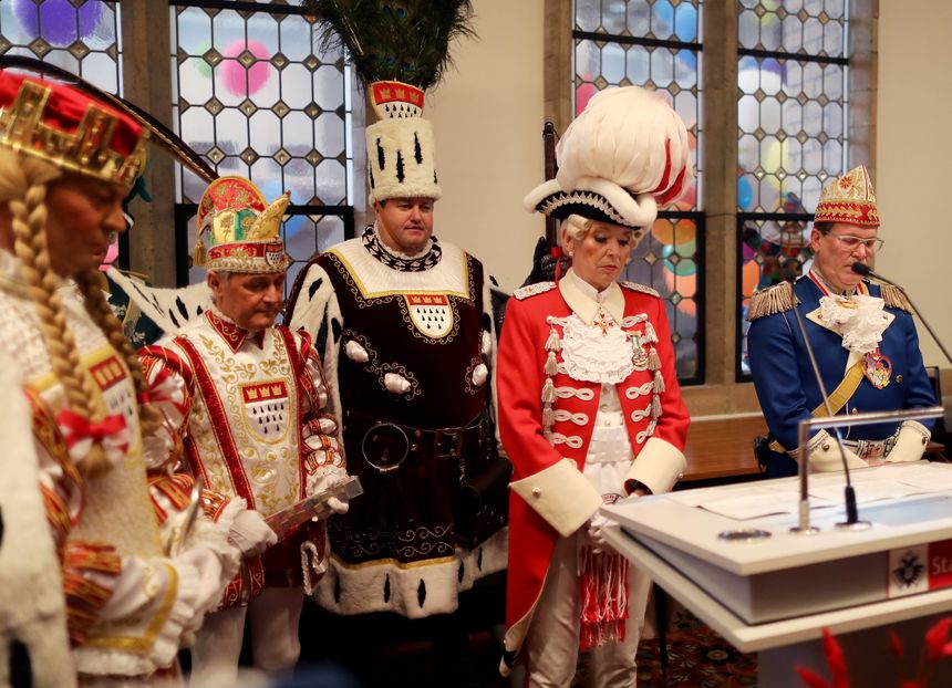 En Cologne, la maire, Henriette Reker, et le président du comité du carnaval consacrent une minute de silence aux victimes de la fusillade de Hanau.