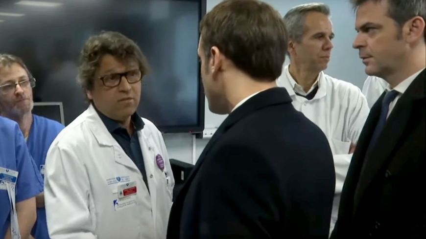 Le médecin François Salachas a interpellé Emmanuel Macron sur la crise de l'hôpital public lors d'une visite à la Pitié-Salpêtrière à Paris