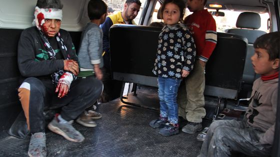 Cette famille syrienne, dont un enfant blessé, tente de fuir un bombardement aérien favorable au régime de Damas dans la localité de Maarat Misrin, dans la province d’Idlib, le 25 février 2020. ©AFP - Abdulaziz KETAZ / AFP
