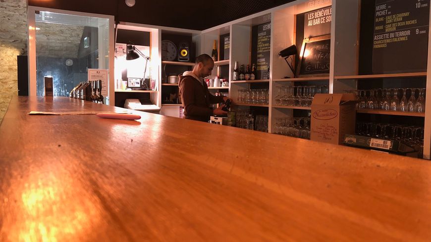 Le directeur, Antoine Bartau, s'affaire aussi au bar du Crescent.