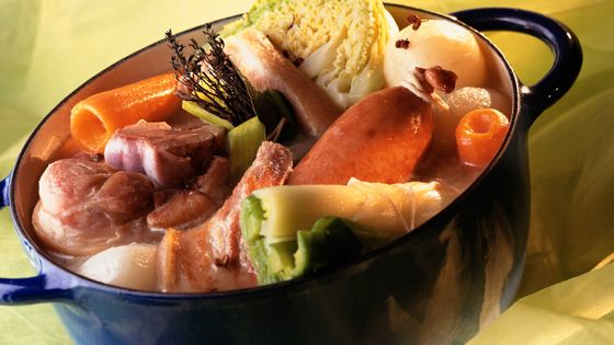 La saucisse au chou, une nourriture vieille comme la montagne. ©Maxppp - I. Rozenbaum & F. Cirou
