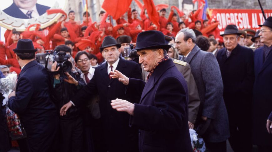 Le Parti social-démocrate de Roumanie, issu du défunt Parti communiste de Nicolae Ceaușescu, ici au crépuscule de son règne, en 1989, est en passe d'être supplanté par le Parti national-libéral, écarté du pouvoir depuis l'entre-deux-guerres.