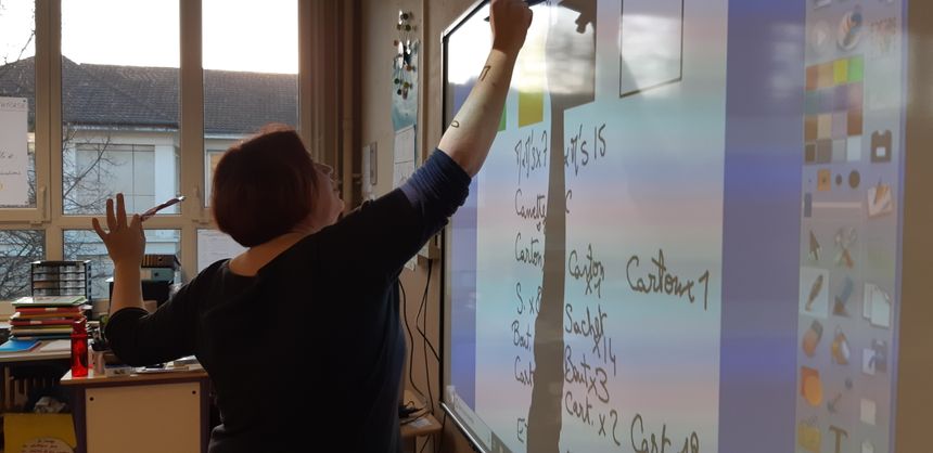 Sarah Bertrand, enseignante, en plein cours de tri sélectif