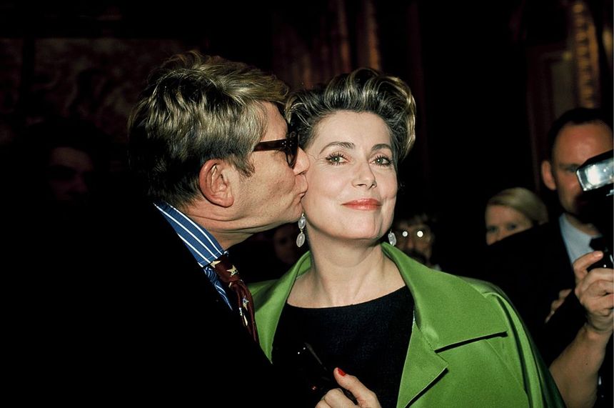 Catherine Deneuve, éternelle muse d'Yves Saint-Laurent, ici sur un défilé du créateur en 1993