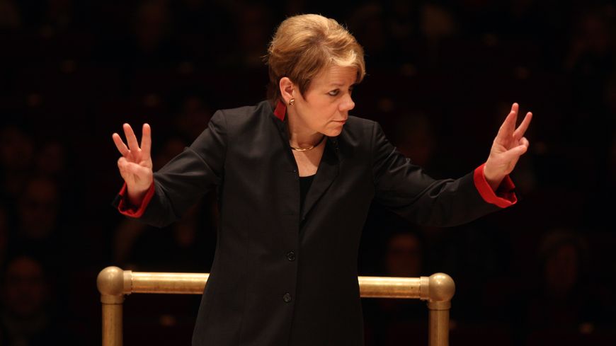 Marin Alsop lors d'un concert au Carnegie Hall avec le Juilliard Orchestra (2013)