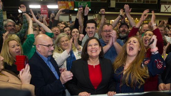 Mary-Lou Mc Donald (au centre en rouge), présidente du Sinn Fein, savoure sa victoire lors des élections de janvier 2020 ©Maxppp - Aidan Crawley
