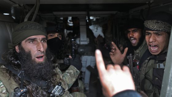 Des militants de l'ANS (Armée nationale syrienne) soutenus par la Turquie et opposés à Assad, à côté d'Idlib ©AFP - Omar HAJ KADOUR / AFP