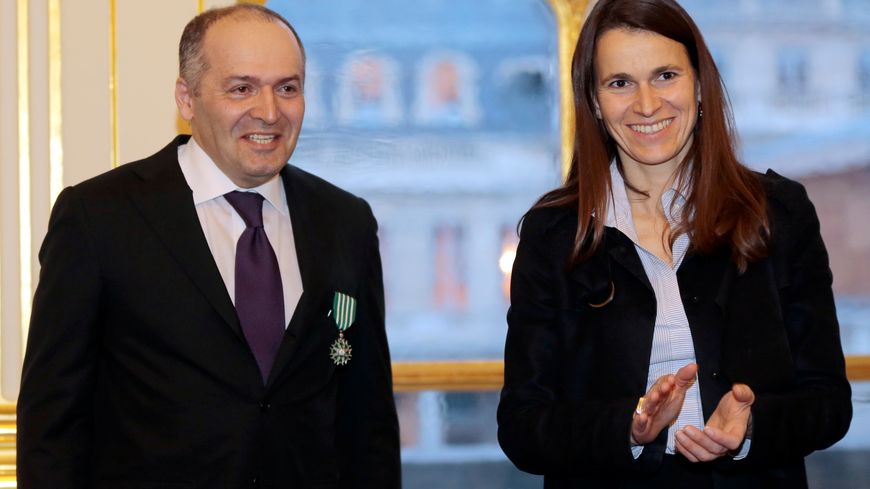 Victor Pinchuk reçoit la médaile de Chevalier des Arts et Lettres des mains de la ministre Aurélie Filippetti à Paris. Le 27 mars 2013.