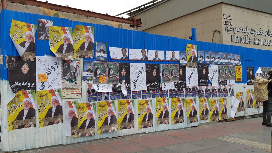 Affichage sauvage pour les candidats au législatives prévues le 21 février en Iran
