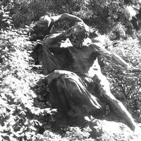 "Victor Hugo et les Muses" (1909), statue en bronze par Auguste Rodin, située dans le 16ème arrondissement de Paris.
