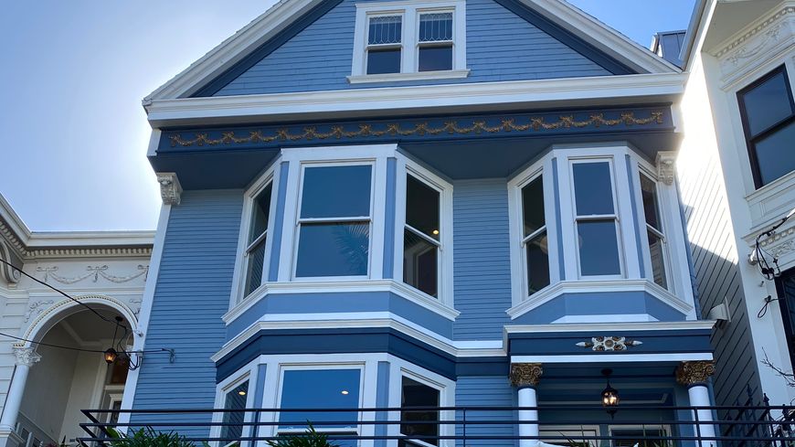La bâtisse est située sur la 18ème rue dans le quartier du Castro, à San Francisco