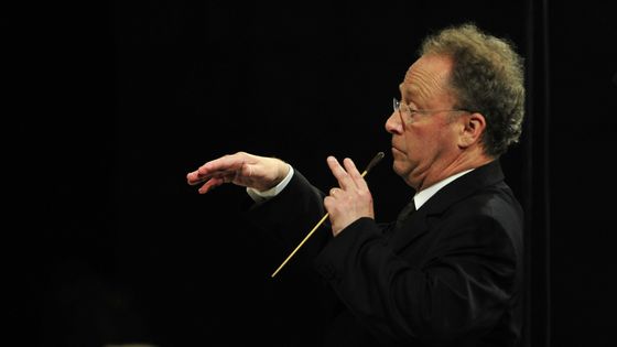 Le chef d'orchestre Emmanuel Krivine dirige au Festival de la Chaise Dieu en 2011 ©Maxppp - Francis Campagnoni