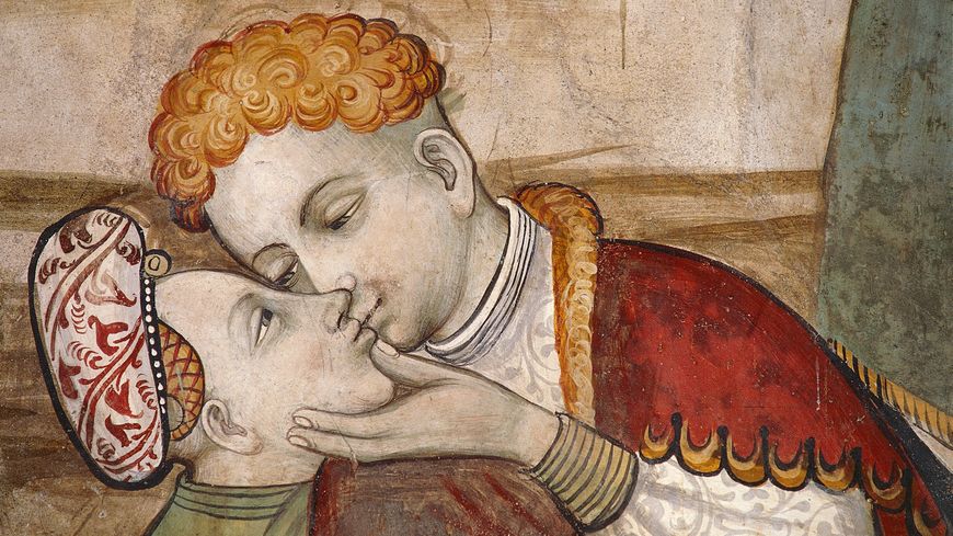 Un baiser entre deux personnages : détails d'une fresque du XVe siècle de l'une des salles du château Della Manta en Italie.