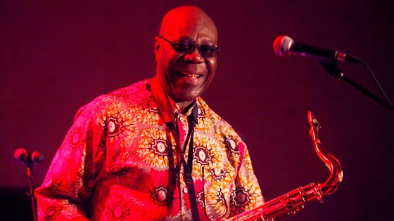 Manu Dibango en mars 2015 en concert en Normandie ©Getty - Francis Apesteguy/Redferns