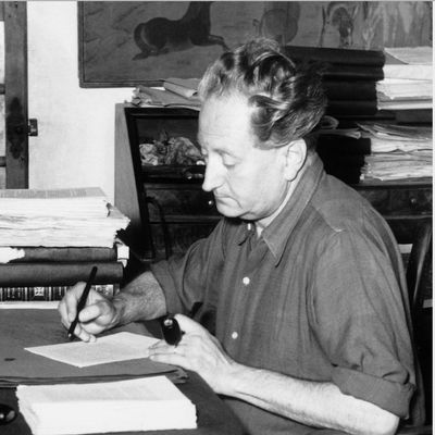 Jean Giono dans son bureau à Manosque, entre 1955 et 1962.