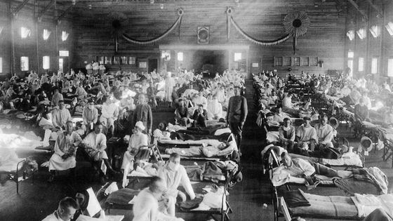 Au Kansas, en 1918, des centaines de patients sont pris en charge dans cet entrepôt de l’armée américaine. © NYPL/Science Source
