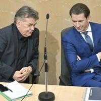 Le chancelier Kurtz (conservateur) écoute son vice chancelier Kogler (écologistes) au parlement autrichien le 10 janvier 2020