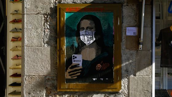 Œuvre de l'artiste urbain italien Salvatore Benintende, alias "TVBOY", dans les rues de Barcelone, 18/02/2020. ©AFP - PAU BARRENA