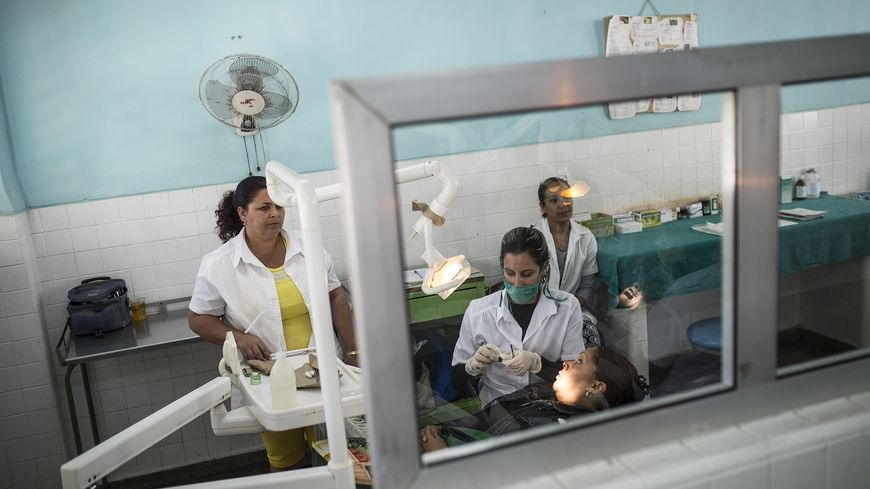 A Cuba, il y a 15 000 dentistes pour 11 millions d'habitants.