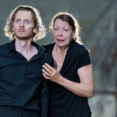 Mireille Herbstmeyer et Frédéric Le Sacripan dans 'Les Sept contre Thèbes, Eschyle, pièces de guerre', une adaptation pour le théâtre mise en scène par Olivier Py, juillet 2016, Festival d'Avignon