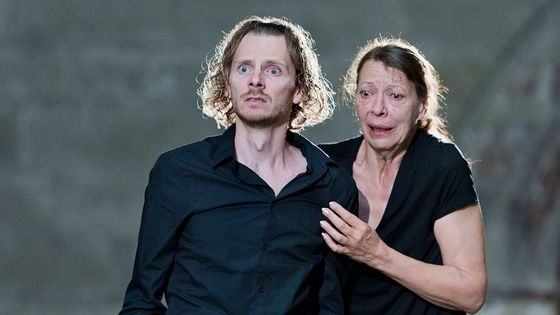 Mireille Herbstmeyer et Frédéric Le Sacripan dans 'Les Sept contre Thèbes, Eschyle, pièces de guerre', une adaptation pour le théâtre mise en scène par Olivier Py, juillet 2016, Festival d'Avignon ©Getty - Jean-Marc ZAORSKI/Gamma-Rapho
