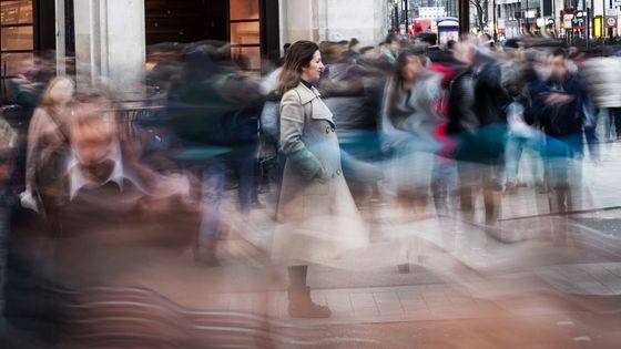 Une femme se tient à Oxford square ©Getty - Dana Tezarr
