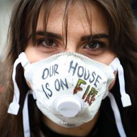 Pour Dominique Bourg, "ce qui nous arrive n’est pas sans lien avec la destruction des écosystèmes et cette destruction va nous conduire à une planète inhabitable". Photo : manifestation à Cracovie, en Pologne, le 17 janvier 2020.