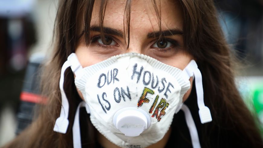 Pour Dominique Bourg, "ce qui nous arrive n’est pas sans lien avec la destruction des écosystèmes et cette destruction va nous conduire à une planète inhabitable". Photo : manifestation à Cracovie, en Pologne, le 17 janvier 2020.