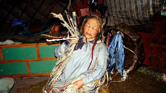 En Mongolie, une chamane en pleine cérémonie de guérison pour un enfant malade. ©Getty - ullstein bild