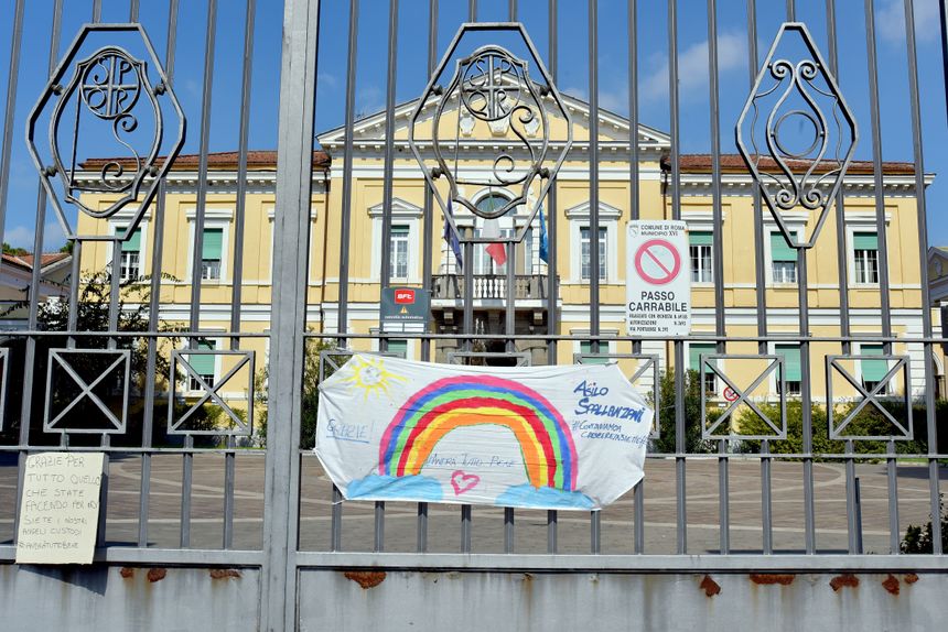 A Rome, à l'entrée de l'Institut national des maladies infectieuses Lazzaro Spallanzani