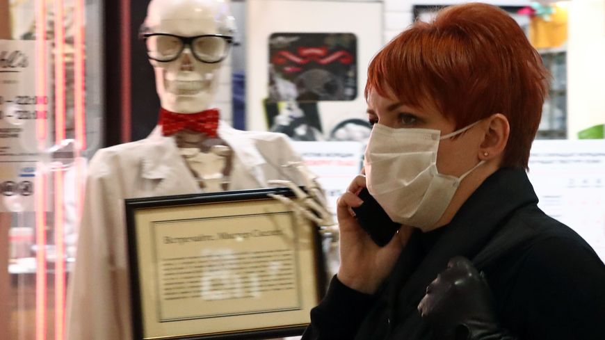 Une femme à Moscou avec un masque en train de téléphoner, le 25 mars 2020. Dans la capitale russe où la reconnaissance faciale vidéosurveille les confinés, grâce à 100 000 des 170 000 caméras de la ville reliées à de l'intelligence artificielle...