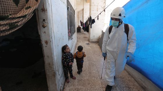 A Idlib, dans le nord de la Syrie, les « casques blancs », des bénévoles syriens, désinfectent les sites dans lesquels s’entassent un million de déplacés fuyant l’offensive de l’armée de Damas. ©AFP - Muhammed Said / ANADOLU AGENCY / Anadolu Agency via AFP