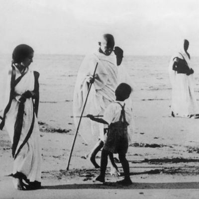 Gandhi en Inde près de Bombay, sur une plage, en 1938.