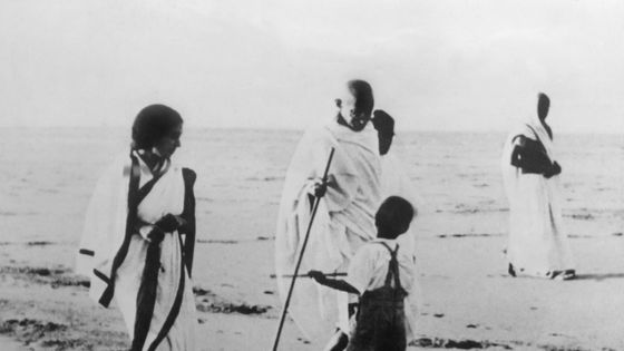 Gandhi en Inde près de Bombay, sur une plage, en 1938. ©AFP - afp files