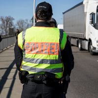 Policier allemand à la frontière franco-allemande : des contrôles filtrants ont été instaurés pour limiter les passages « non-essentiels » dans le cadre de la lutte contre le COVID-19