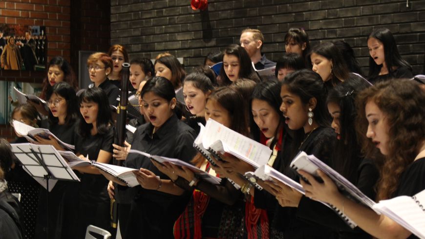 Les étudiantes et choristes de l'Asian University for women en concert à Dacca