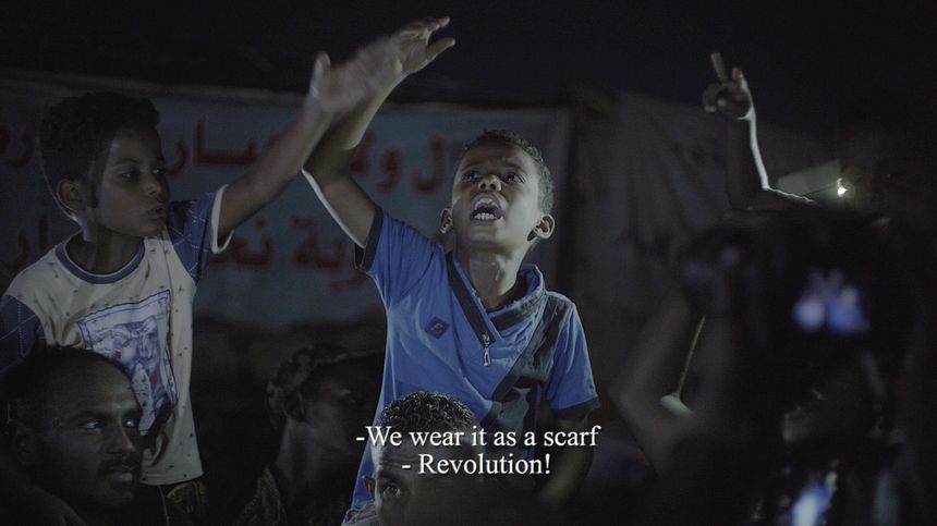 "Nous le portons comme une écharpe , Révolution !" extrait du film "Our voices as only weapon" de Hind Meddeb